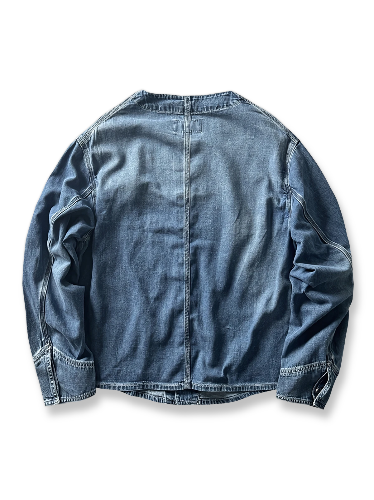 製品画像: ヴィンテージ感漂うノーカラー多ポケットデニムジャケットの正面画像、柔らかい手触りとゆったりとしたシルエットが特徴。
詳細画像: ウォッシュ加工と多ポケットデザインのディテール画像、ジャパンテイストのレトロ感を演出。