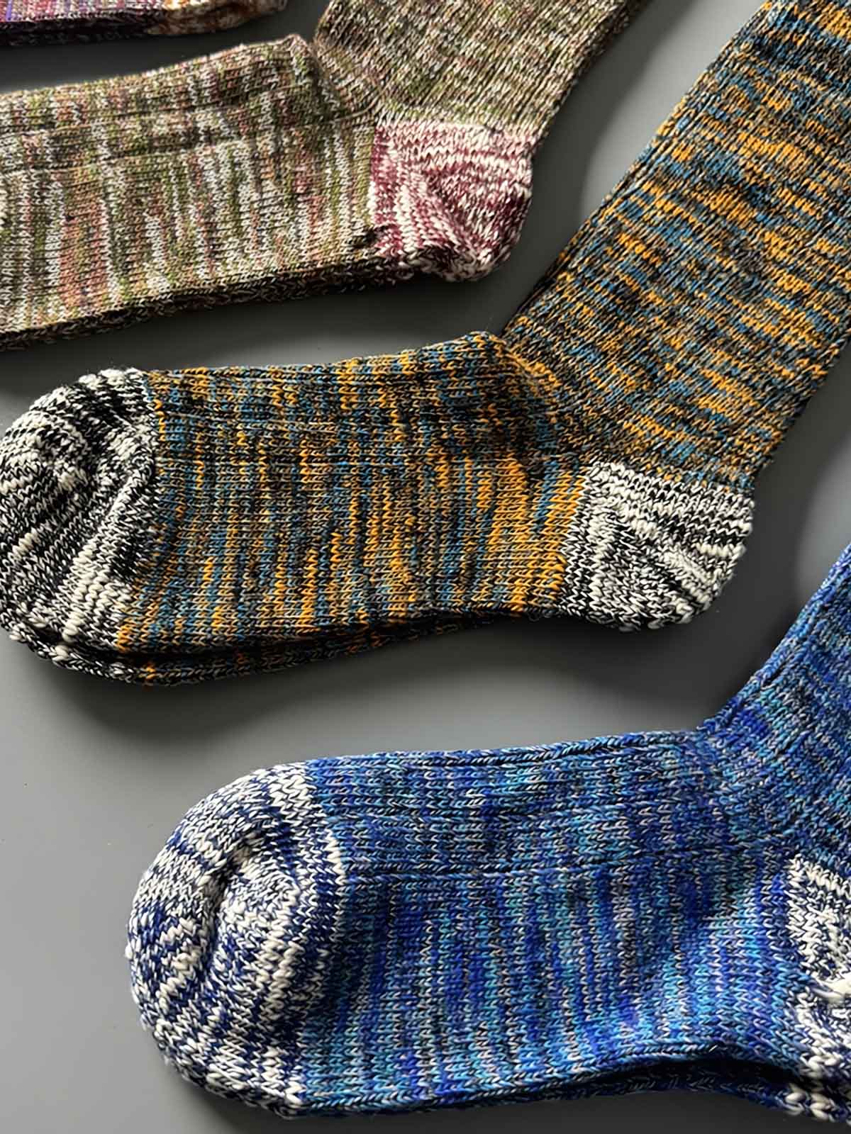 製品画像: カラーミックスヴィンテージロングソックスの5足セット展示、カジュアルで暖かいデザインが特徴。
詳細画像: カラフルなミックス糸で編まれた太糸ソックスのディテール画像、ヴィンテージ感を強調。