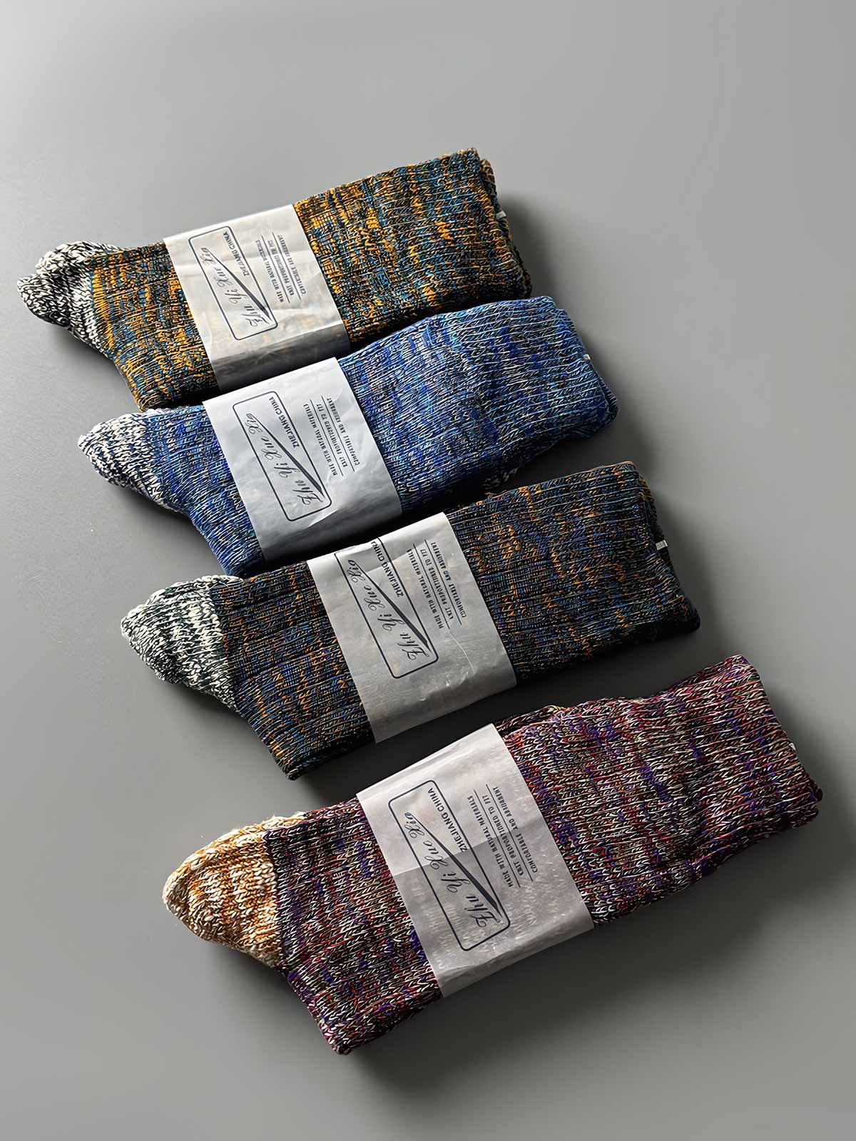 製品画像: カラーミックスヴィンテージロングソックスの5足セット展示、カジュアルで暖かいデザインが特徴。
詳細画像: カラフルなミックス糸で編まれた太糸ソックスのディテール画像、ヴィンテージ感を強調。