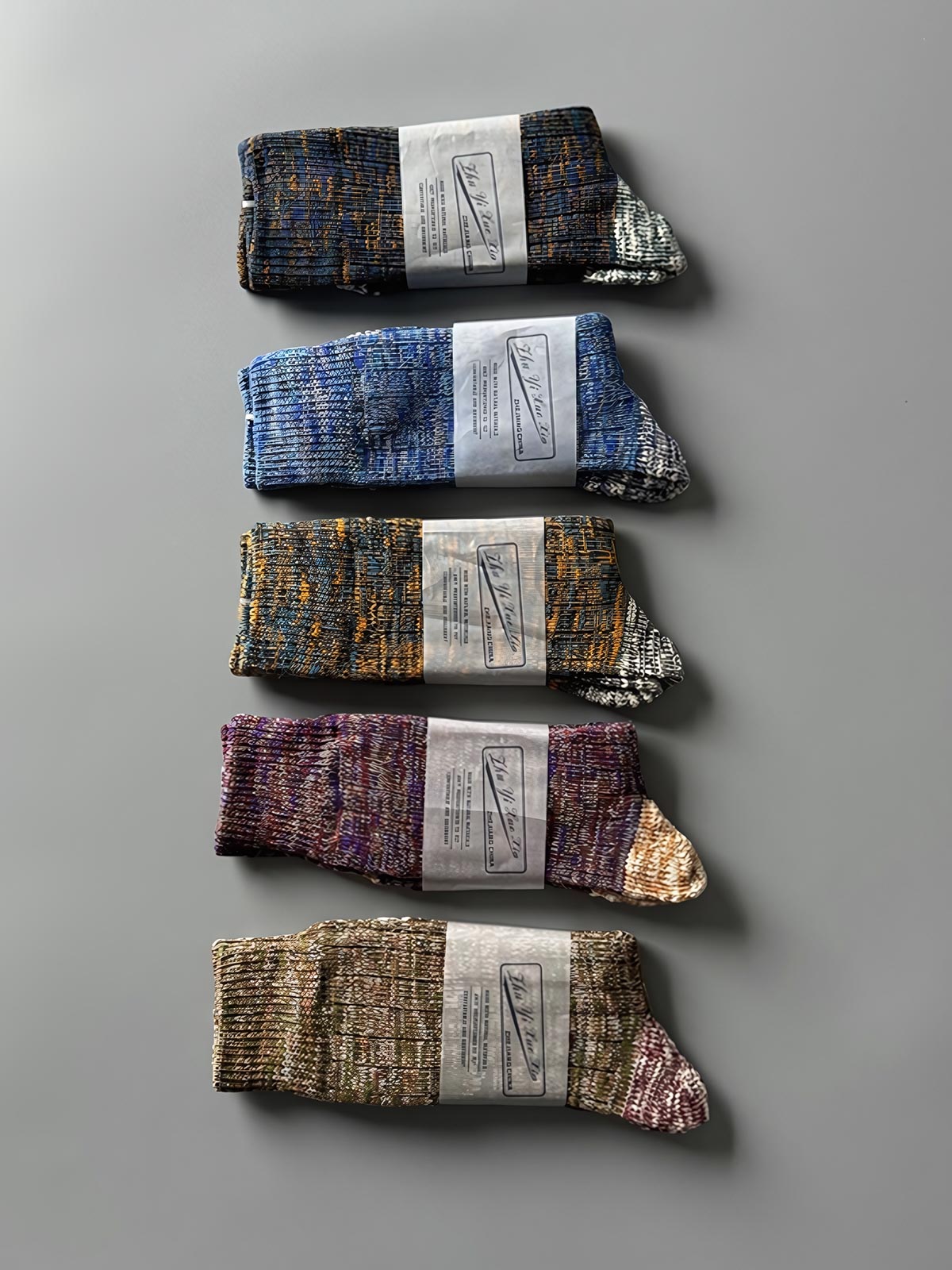 製品画像: カラーミックスヴィンテージロングソックスの5足セット展示、カジュアルで暖かいデザインが特徴。
詳細画像: カラフルなミックス糸で編まれた太糸ソックスのディテール画像、ヴィンテージ感を強調。