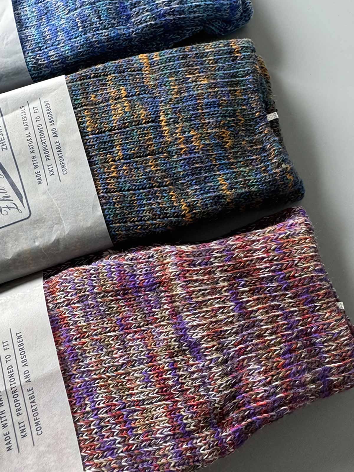 製品画像: カラーミックスヴィンテージロングソックスの5足セット展示、カジュアルで暖かいデザインが特徴。
詳細画像: カラフルなミックス糸で編まれた太糸ソックスのディテール画像、ヴィンテージ感を強調。