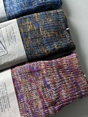 製品画像: カラーミックスヴィンテージロングソックスの5足セット展示、カジュアルで暖かいデザインが特徴。
詳細画像: カラフルなミックス糸で編まれた太糸ソックスのディテール画像、ヴィンテージ感を強調。