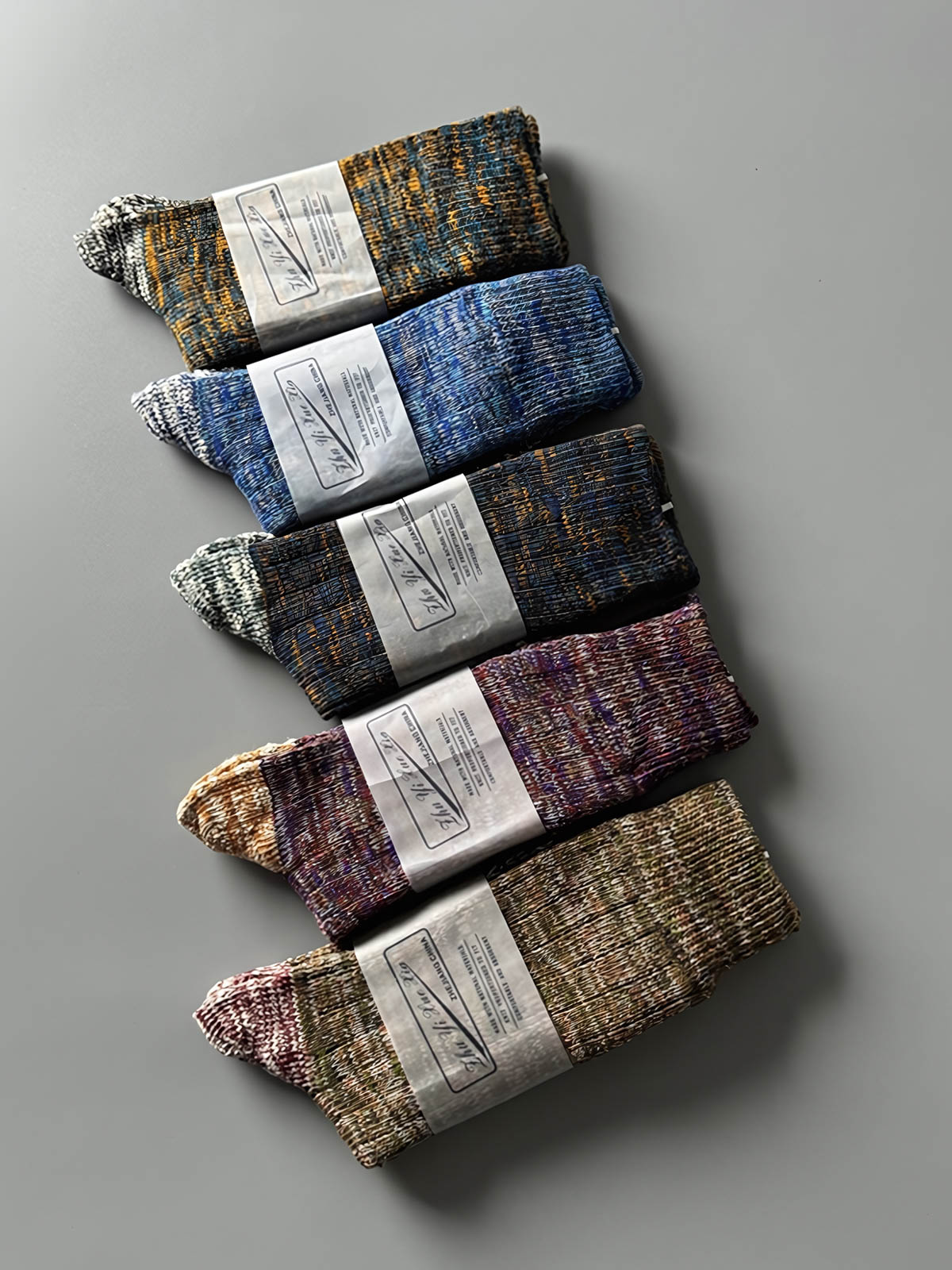 製品画像: カラーミックスヴィンテージロングソックスの5足セット展示、カジュアルで暖かいデザインが特徴。
詳細画像: カラフルなミックス糸で編まれた太糸ソックスのディテール画像、ヴィンテージ感を強調。