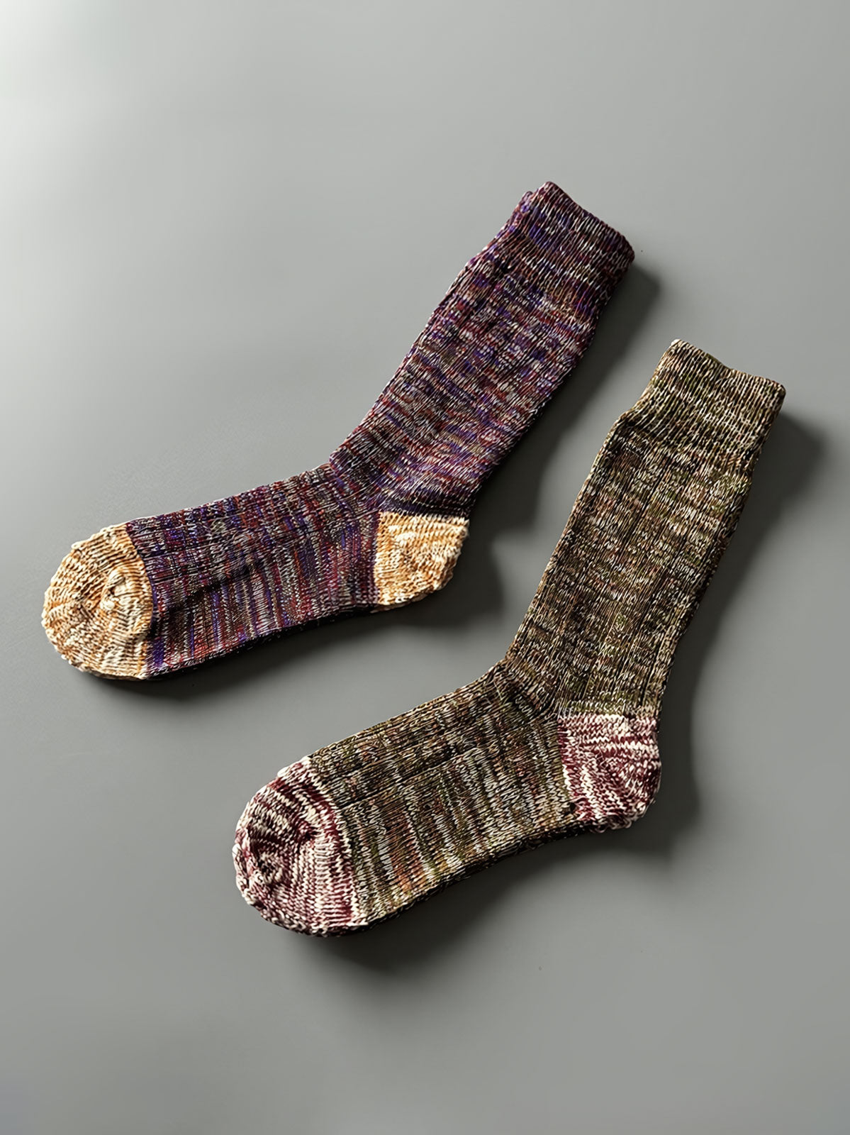 製品画像: カラーミックスヴィンテージロングソックスの5足セット展示、カジュアルで暖かいデザインが特徴。
詳細画像: カラフルなミックス糸で編まれた太糸ソックスのディテール画像、ヴィンテージ感を強調。