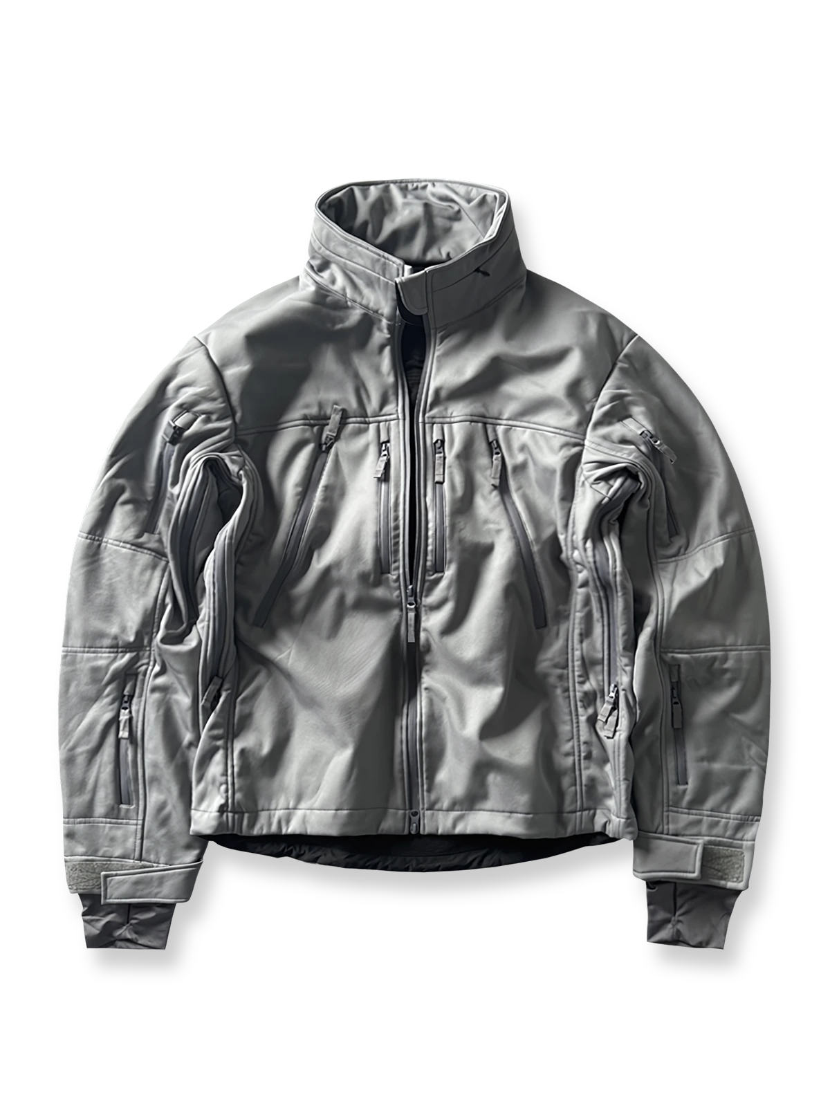 製品画像: 迷彩ソフトシェルジャケットの正面展示画像、防水・防風機能が特徴。
詳細画像: ソフトシェル生地と多機能ポケットのディテール画像、機能性を強調。