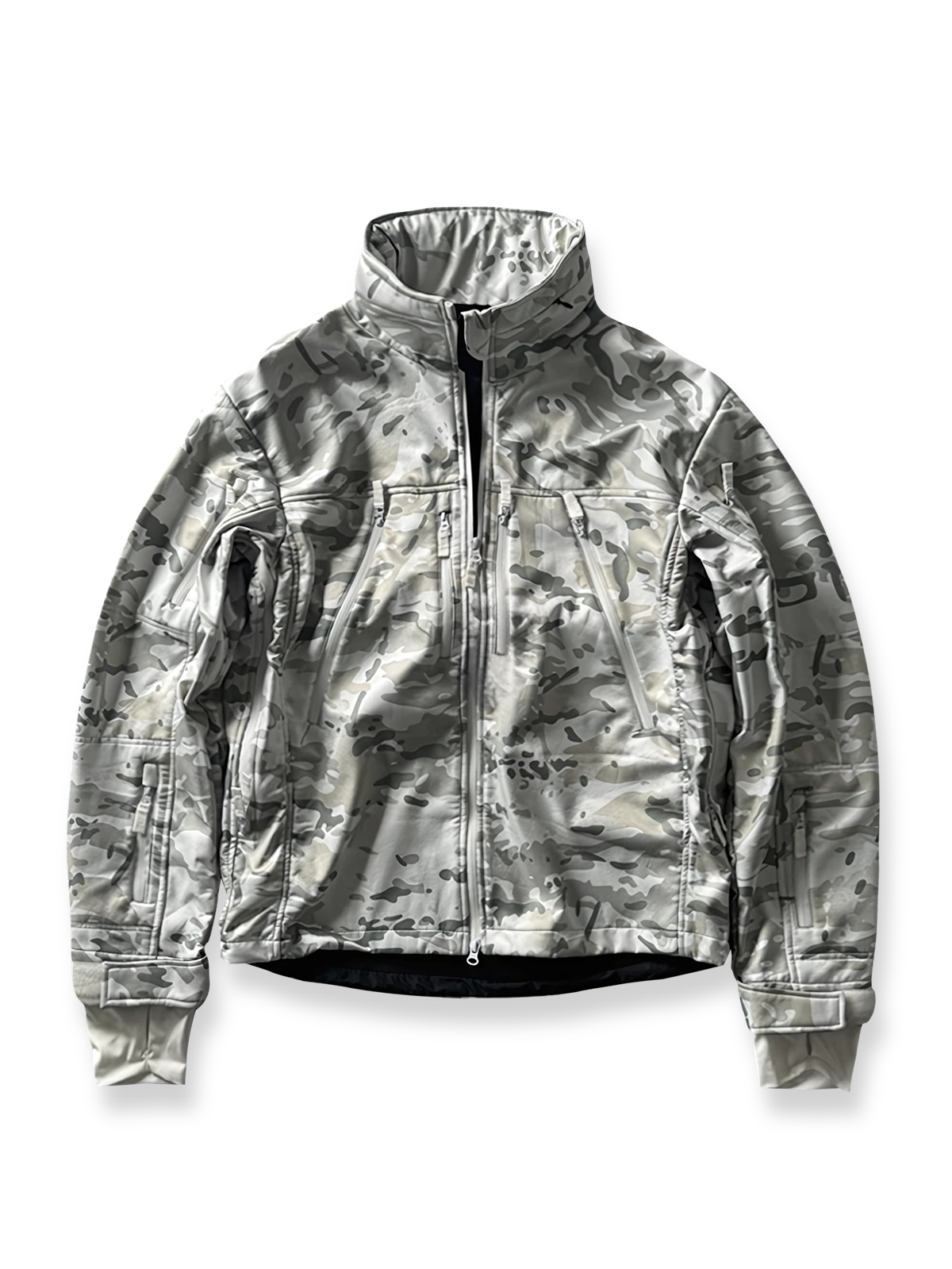 製品画像: 迷彩ソフトシェルジャケットの正面展示画像、防水・防風機能が特徴。
詳細画像: ソフトシェル生地と多機能ポケットのディテール画像、機能性を強調。