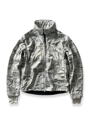 製品画像: 迷彩ソフトシェルジャケットの正面展示画像、防水・防風機能が特徴。
詳細画像: ソフトシェル生地と多機能ポケットのディテール画像、機能性を強調。