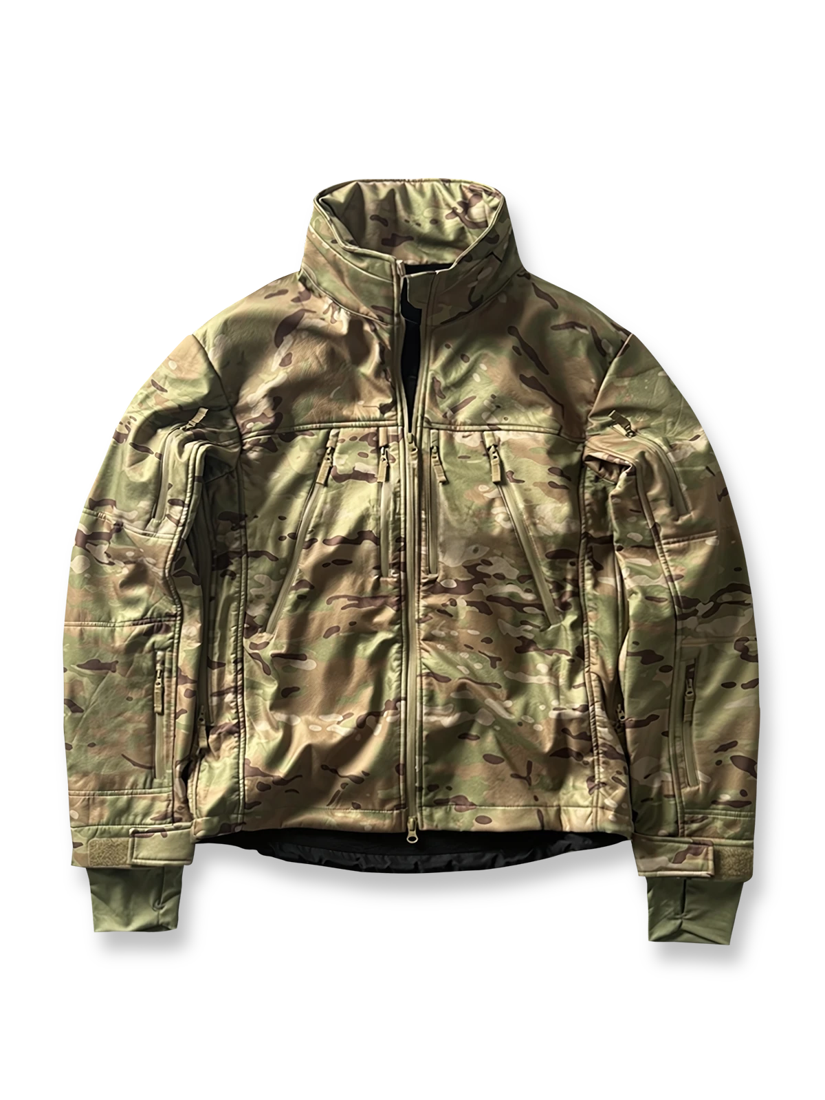 製品画像: 迷彩ソフトシェルジャケットの正面展示画像、防水・防風機能が特徴。
詳細画像: ソフトシェル生地と多機能ポケットのディテール画像、機能性を強調。