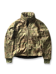 製品画像: 迷彩ソフトシェルジャケットの正面展示画像、防水・防風機能が特徴。
詳細画像: ソフトシェル生地と多機能ポケットのディテール画像、機能性を強調。