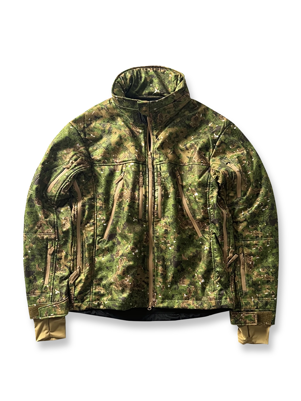 製品画像: 迷彩ソフトシェルジャケットの正面展示画像、防水・防風機能が特徴。
詳細画像: ソフトシェル生地と多機能ポケットのディテール画像、機能性を強調。