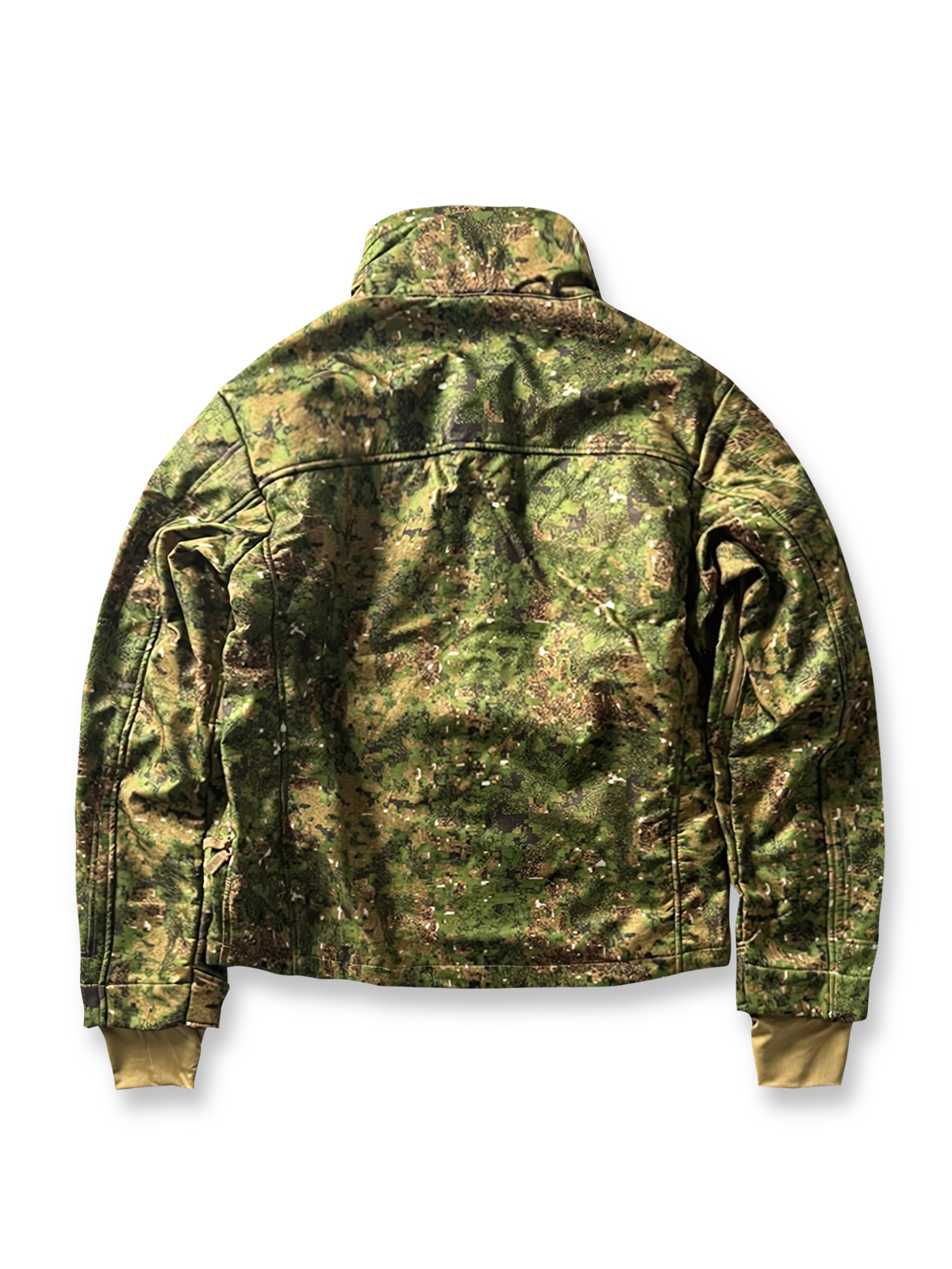 製品画像: 迷彩ソフトシェルジャケットの正面展示画像、防水・防風機能が特徴。
詳細画像: ソフトシェル生地と多機能ポケットのディテール画像、機能性を強調。