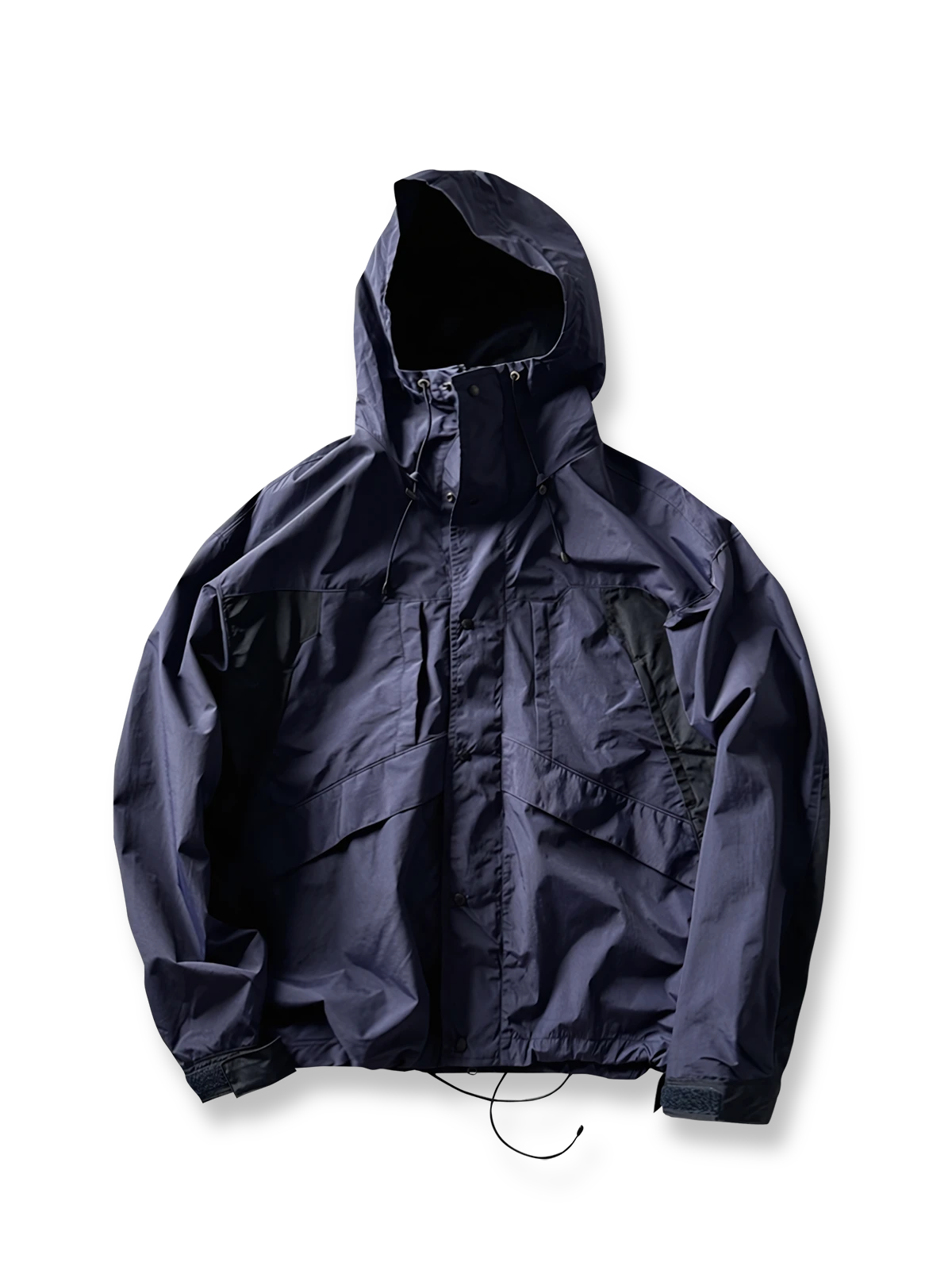 製品画像:
ヴィンテージ風パネルデザインのアウトドアゴアテックスジャケット全体画像。防風・防水性能を備え、アウトドアに最適なデザイン。
詳細画像:
ジャケットのパネルデザインとフードディテール、機能性を高めるディテールのアップ画像。