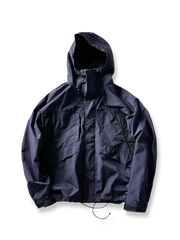製品画像:
ヴィンテージ風パネルデザインのアウトドアゴアテックスジャケット全体画像。防風・防水性能を備え、アウトドアに最適なデザイン。
詳細画像:
ジャケットのパネルデザインとフードディテール、機能性を高めるディテールのアップ画像。