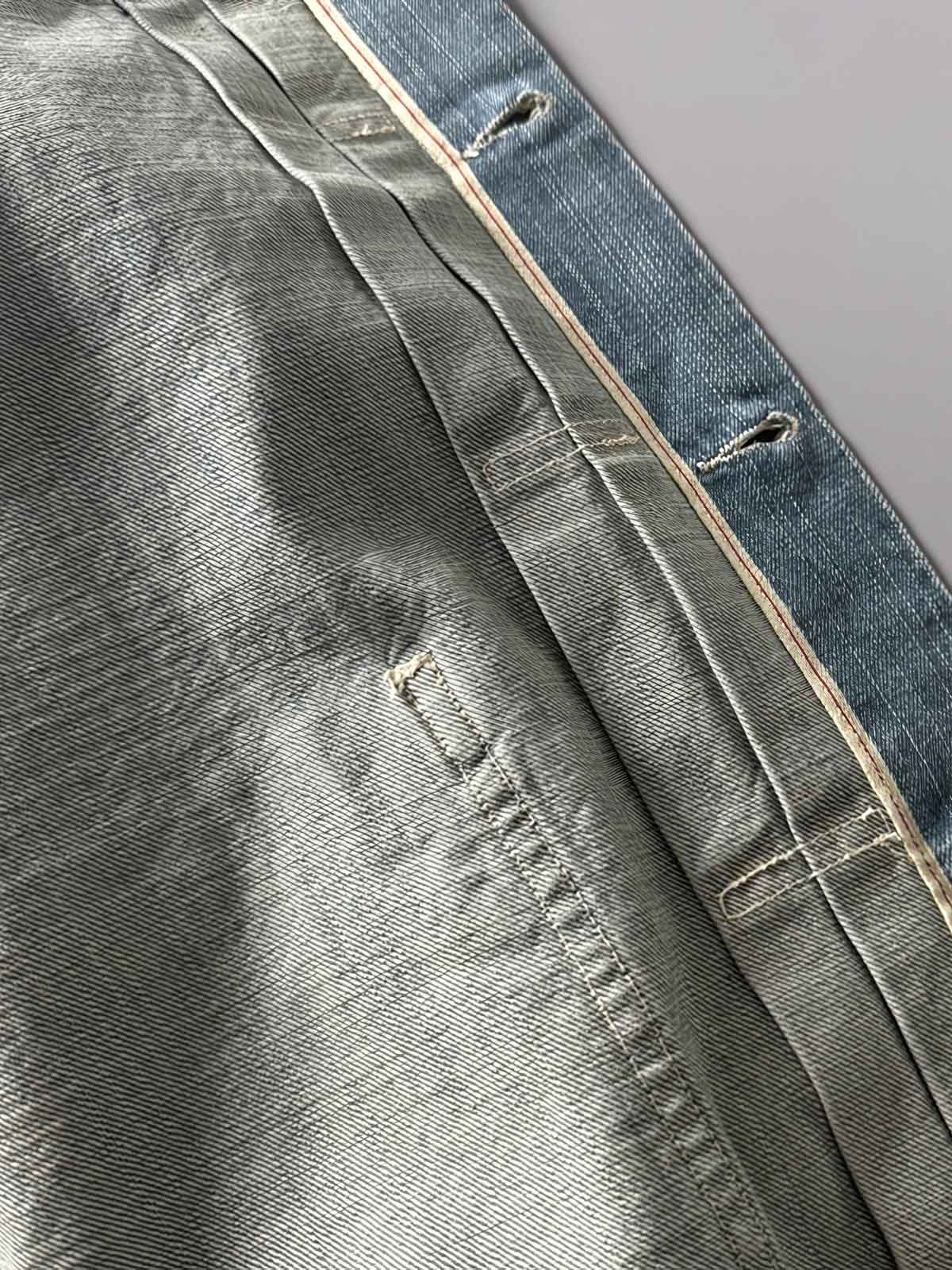 製品画像: ヴィンテージ加工のペイント赤耳デニムジャケットの全体画像、ユニークなペイントデザインが目を引く。
詳細画像: 赤耳デニムのウォッシュ加工とペイントディテールのクローズアップ画像、アーティスティックなスタイルを強調。