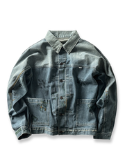 製品画像: ヴィンテージ加工のペイント赤耳デニムジャケットの全体画像、ユニークなペイントデザインが目を引く。
詳細画像: 赤耳デニムのウォッシュ加工とペイントディテールのクローズアップ画像、アーティスティックなスタイルを強調。