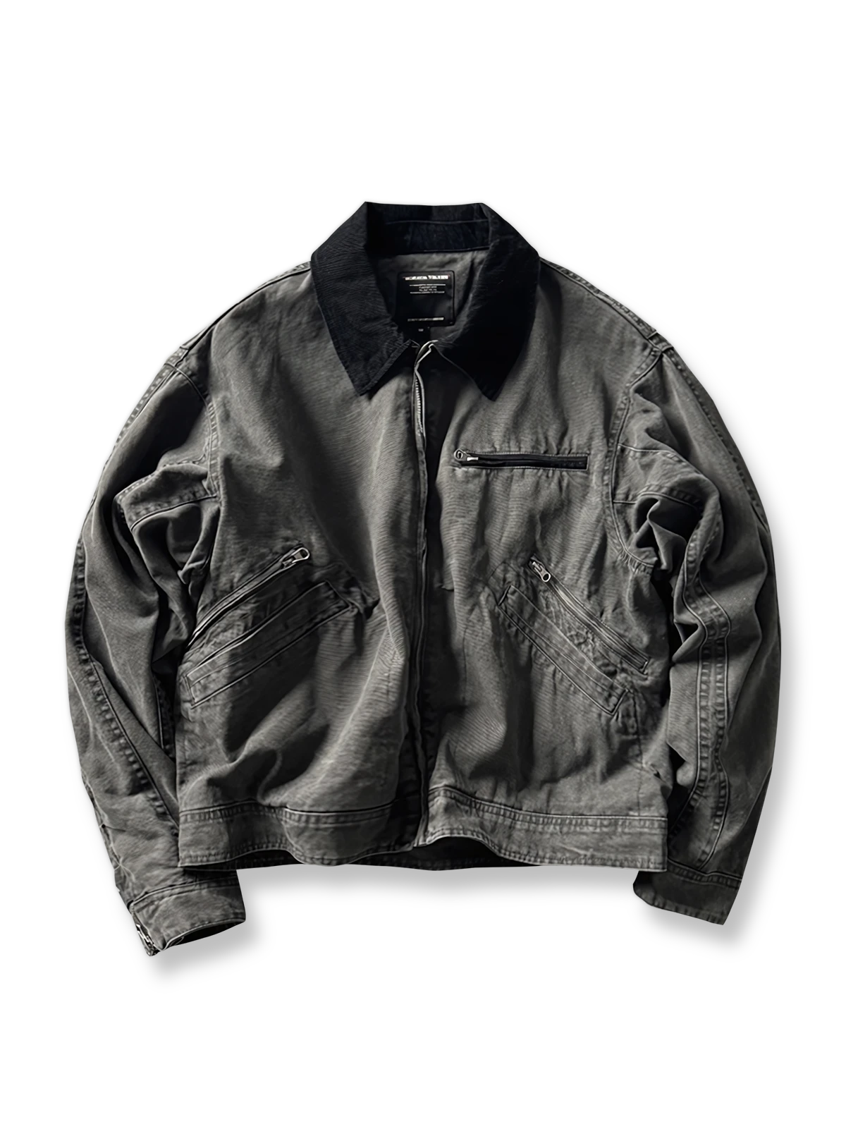 製品画像: アメリカンヴィンテージ加工のショートジャケット正面画像、ルーズシルエットとヴィンテージ感が特徴。
詳細画像: コーデュロイ襟とウォッシュ加工のディテール画像、レトロな雰囲気を強調。