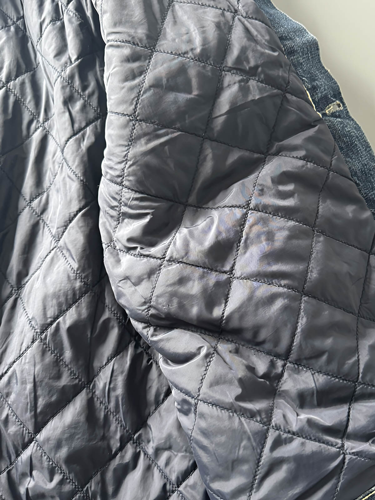 製品画像: ウォッシュダメージ二つポケットデニムジャケットの全体画像、ユニークなダメージデザインが際立つ。
詳細画像: デニムのダメージ加工とウォッシュディテールのクローズアップ画像、ヴィンテージ感を強調。