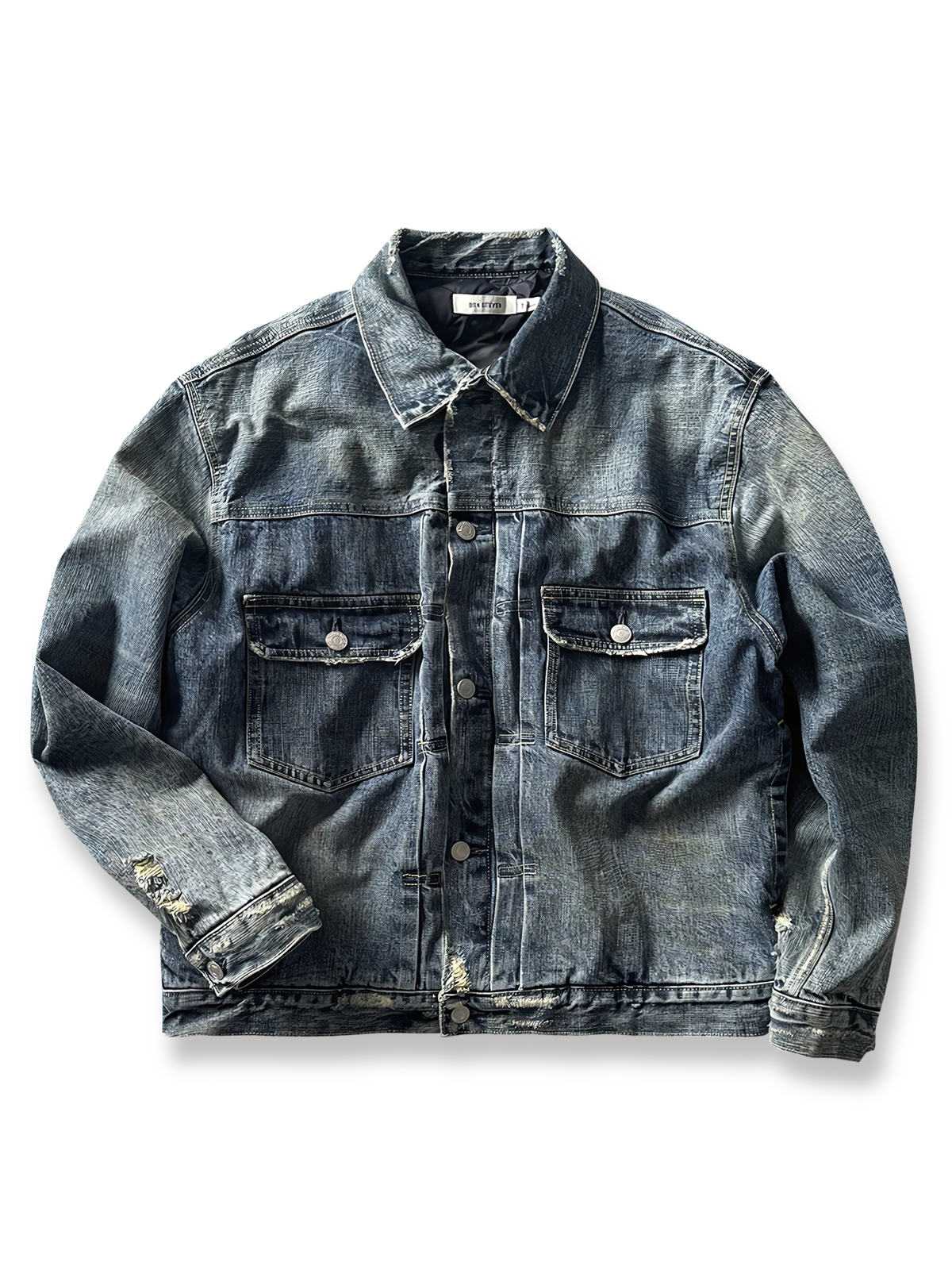 製品画像: ウォッシュダメージ二つポケットデニムジャケットの全体画像、ユニークなダメージデザインが際立つ。
詳細画像: デニムのダメージ加工とウォッシュディテールのクローズアップ画像、ヴィンテージ感を強調。