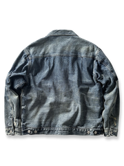 製品画像: ウォッシュダメージ二つポケットデニムジャケットの全体画像、ユニークなダメージデザインが際立つ。
詳細画像: デニムのダメージ加工とウォッシュディテールのクローズアップ画像、ヴィンテージ感を強調。