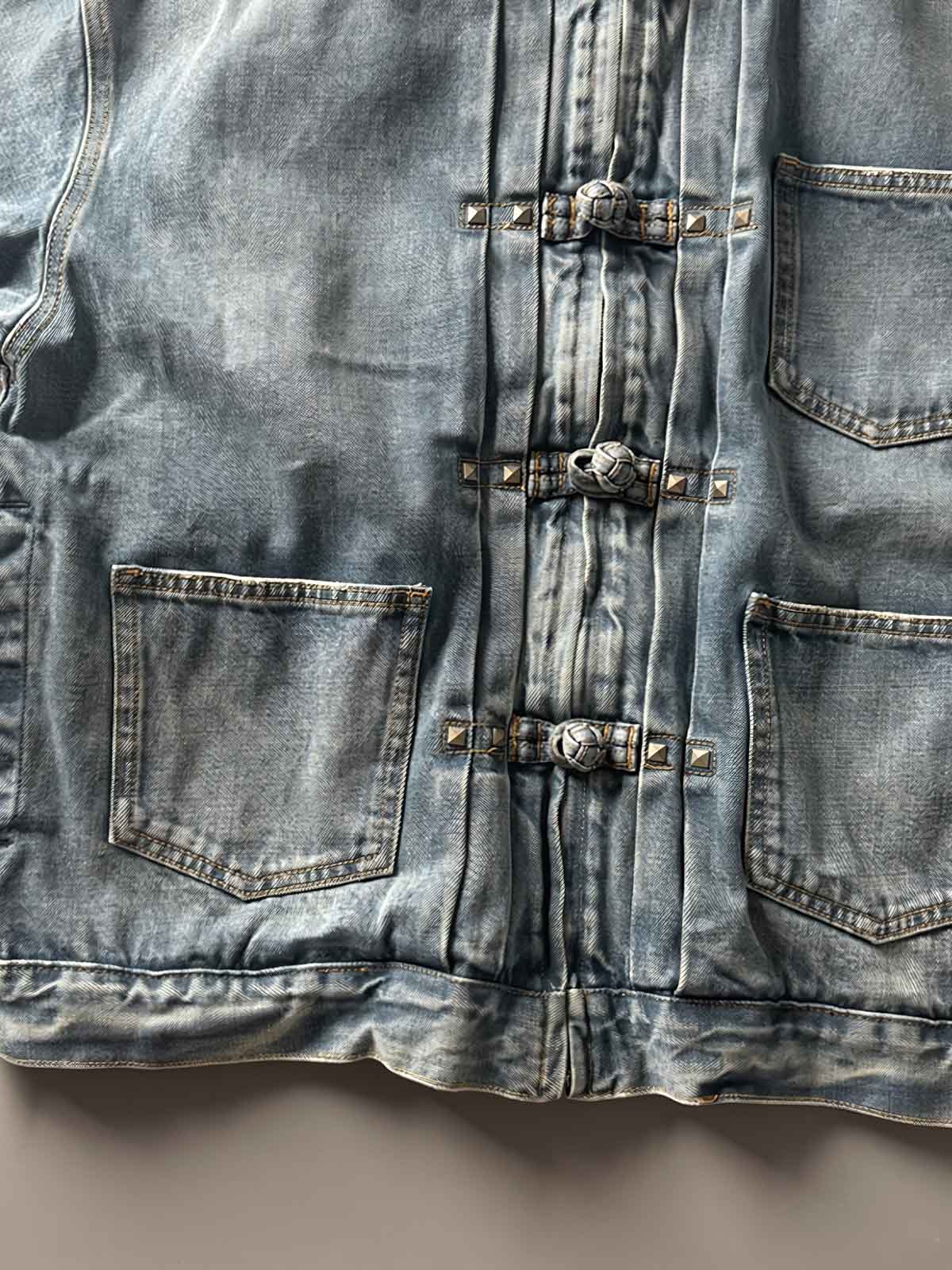 製品画像: チャイニーズボタンヴィンテージデニムジャケットの正面画像、東洋と西洋のデザインが融合したユニークなスタイル。
詳細画像: チャイニーズボタンとウォッシュ加工のディテール画像、質感を際立たせる。