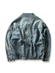 製品画像: チャイニーズボタンヴィンテージデニムジャケットの正面画像、東洋と西洋のデザインが融合したユニークなスタイル。
詳細画像: チャイニーズボタンとウォッシュ加工のディテール画像、質感を際立たせる。