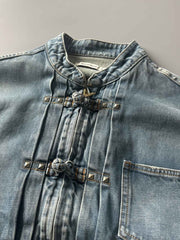 製品画像: チャイニーズボタンヴィンテージデニムジャケットの正面画像、東洋と西洋のデザインが融合したユニークなスタイル。
詳細画像: チャイニーズボタンとウォッシュ加工のディテール画像、質感を際立たせる。