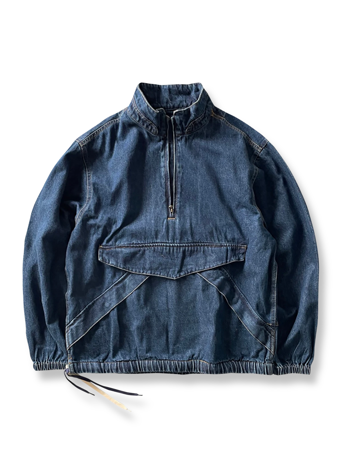 製品画像: アメリカンヴィンテージスタイルのスタンドカラーデニムジャケットの全体画像、ヘビーウェイトでタフなデザイン。
詳細画像: デニムジャケットのウォッシュ加工ディテール画像、ヴィンテージ感を強調。