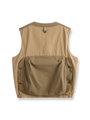 ノマドジャーナリストシャツの正面デザイン。1954年ベトナム戦争時のAP通信戦地カメラマンの装備を再現したミリタリーギア風デザインで、3つのフラップ付きポケットと軽量梭織（しょうしょく）生地が特徴的