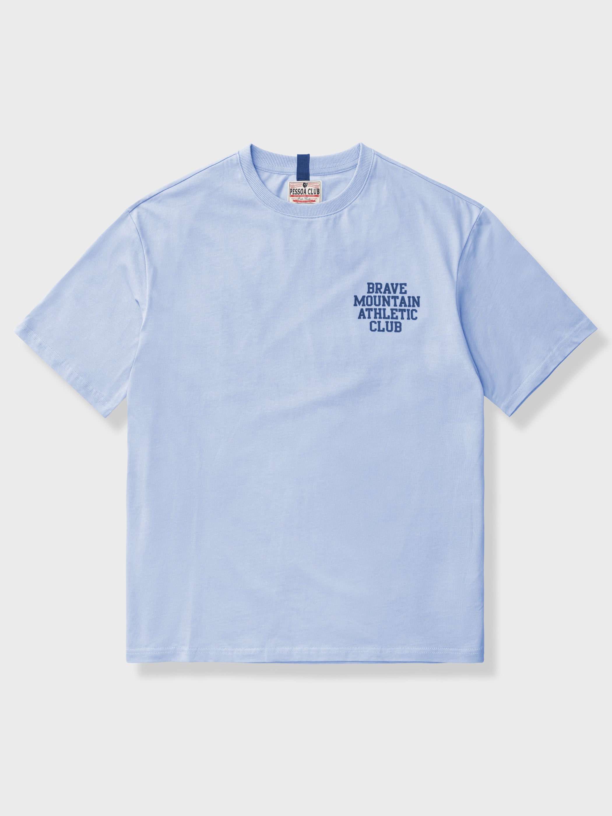 胸に「BRAVE MOUNTAIN ATHLETIC CLUB」のフロッキープリントが施されたマカロンカラーのTシャツ、100%コットン素材。