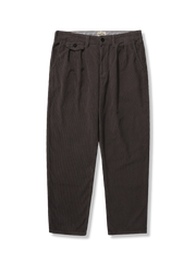 クラシックなデザインのコーデュロイワイドパンツ