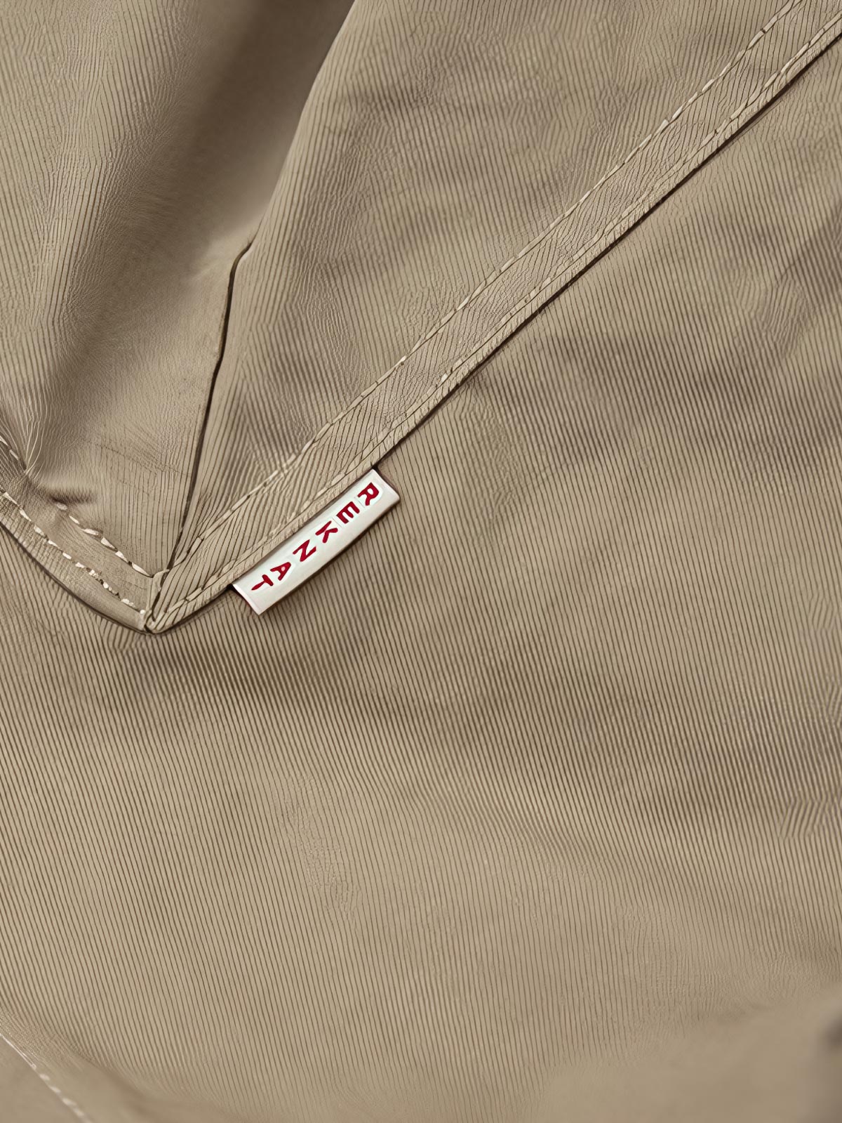 ショーツの大きなポケットとドローコードのディテール