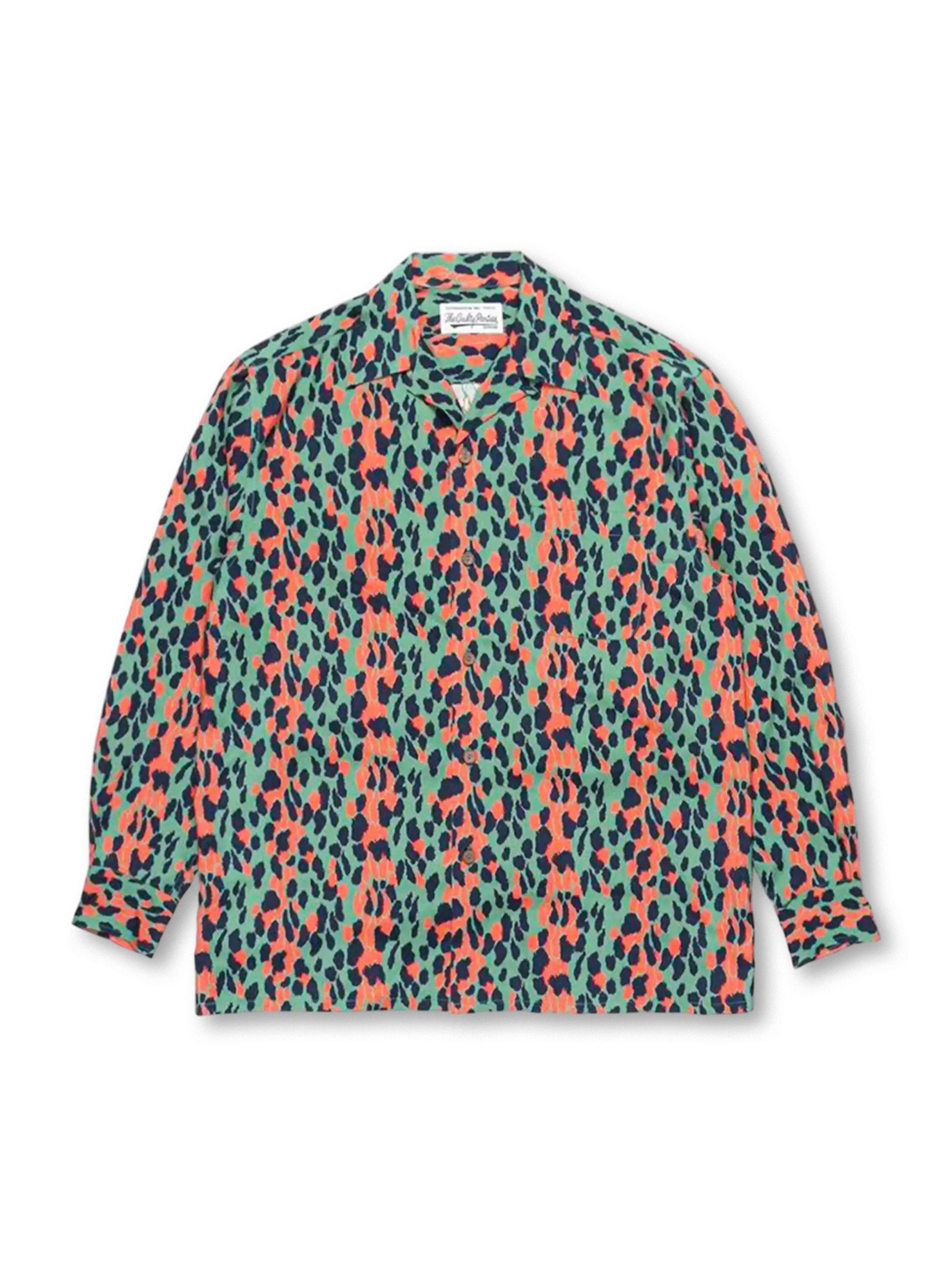 蛇紋パターンを全体にあしらった長袖キューバシャツ、赤×ネイビー系のプリントが際立つ