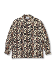 蛇紋パターンを全体にあしらった長袖キューバシャツ、赤×ネイビー系のプリントが際立つ