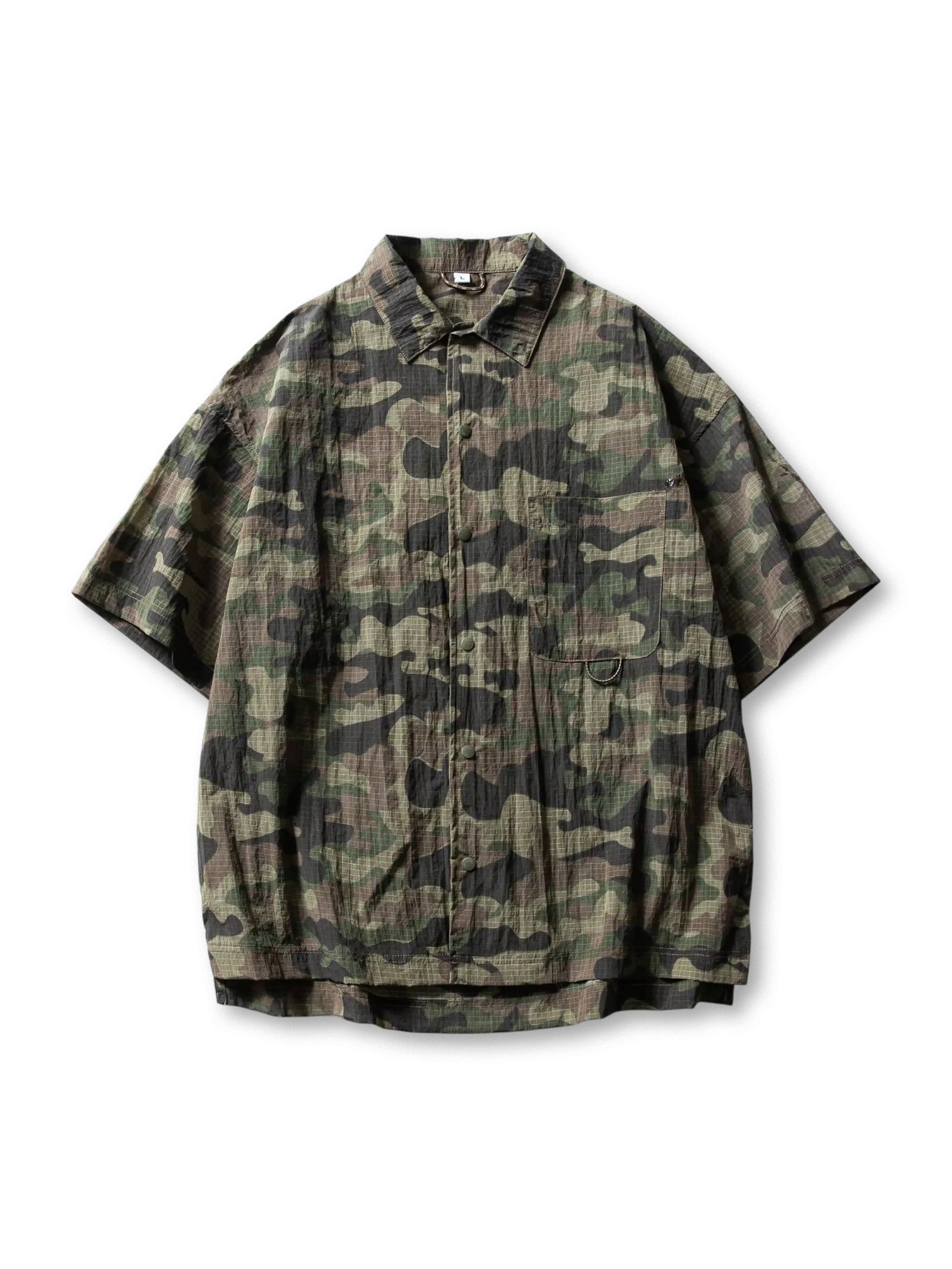 紫系カラーを含む3色迷彩柄の半袖シャツ、ラウンドカットとゆったりシルエットが特徴