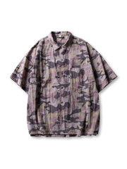 紫系カラーを含む3色迷彩柄の半袖シャツ、ラウンドカットとゆったりシルエットが特徴