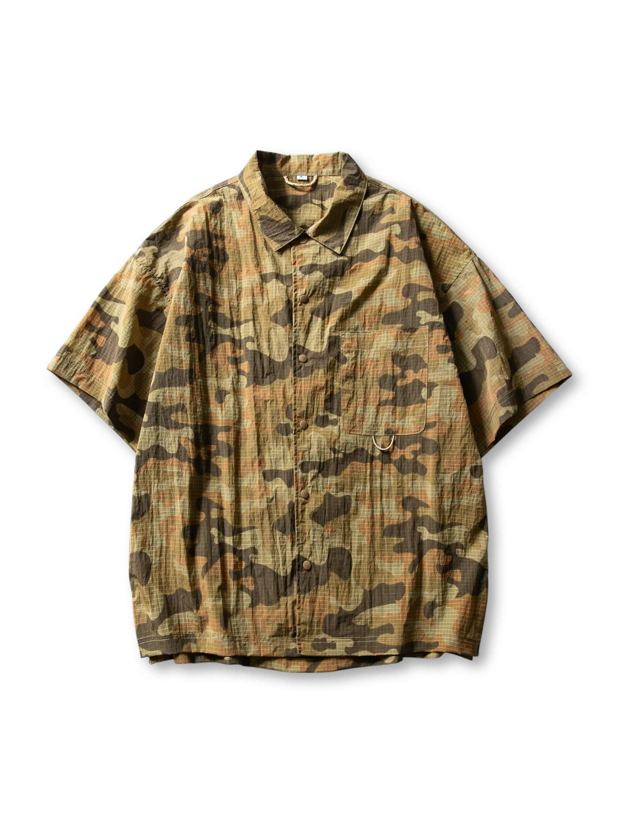 紫系カラーを含む3色迷彩柄の半袖シャツ、ラウンドカットとゆったりシルエットが特徴