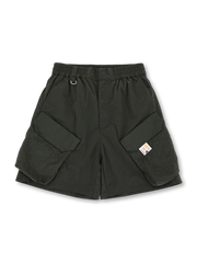 泡上速乾生地と多ポケットが特徴のカーゴ五分丈ショーツ
