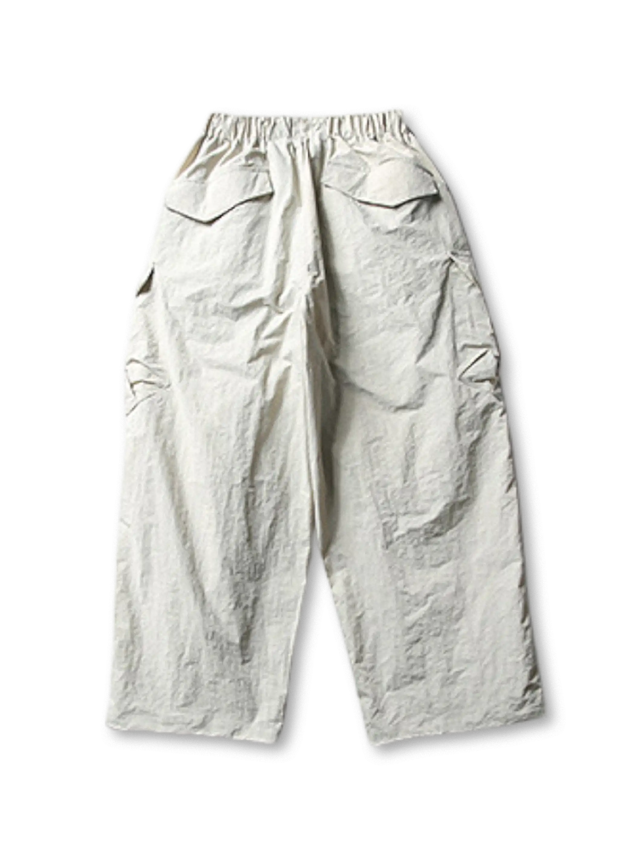 ホワイトベースのパラシュートパンツ、右サイドにジップポケットや大きめポケットが複数確認できる