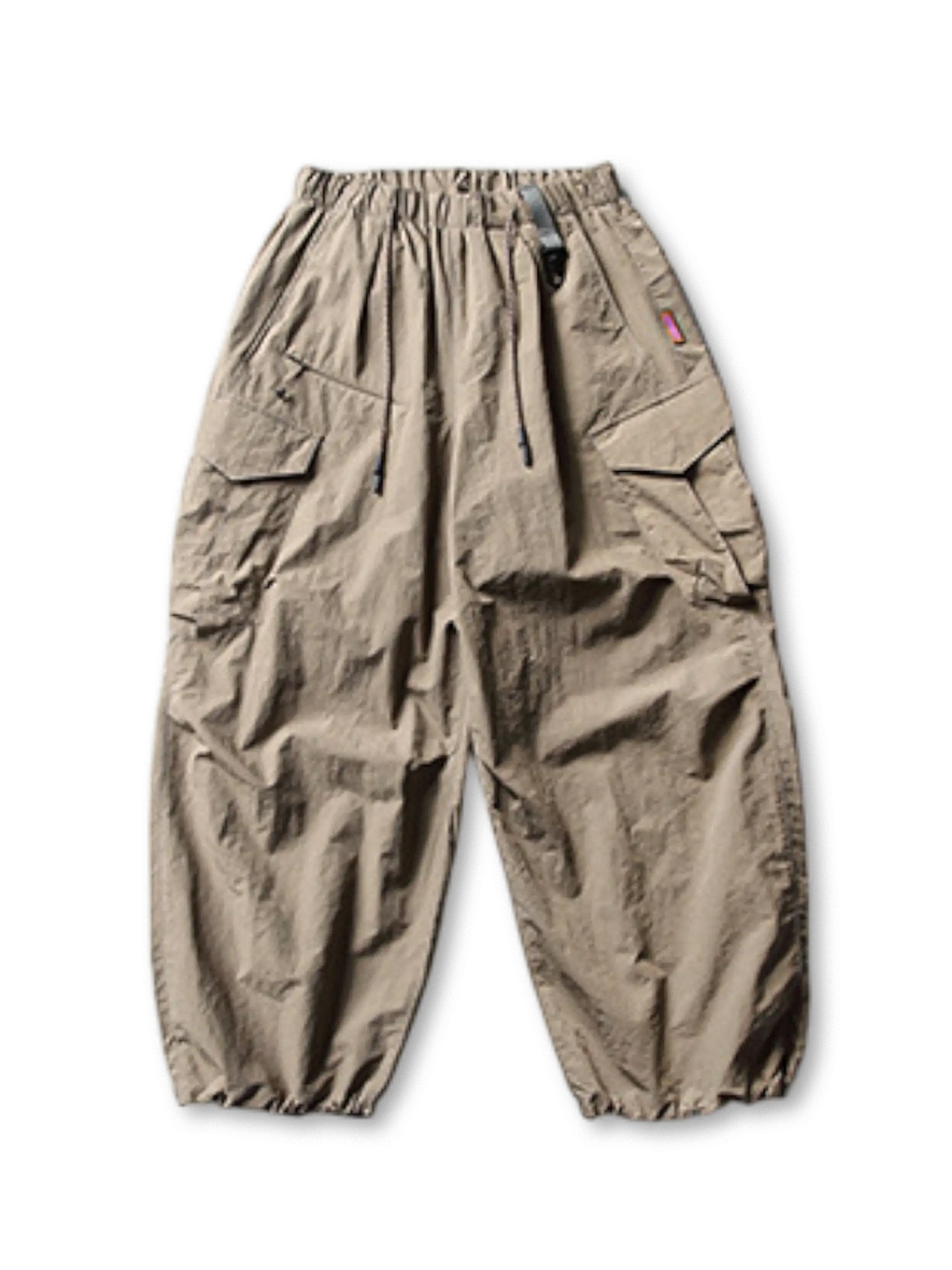 ホワイトベースのパラシュートパンツ、右サイドにジップポケットや大きめポケットが複数確認できる