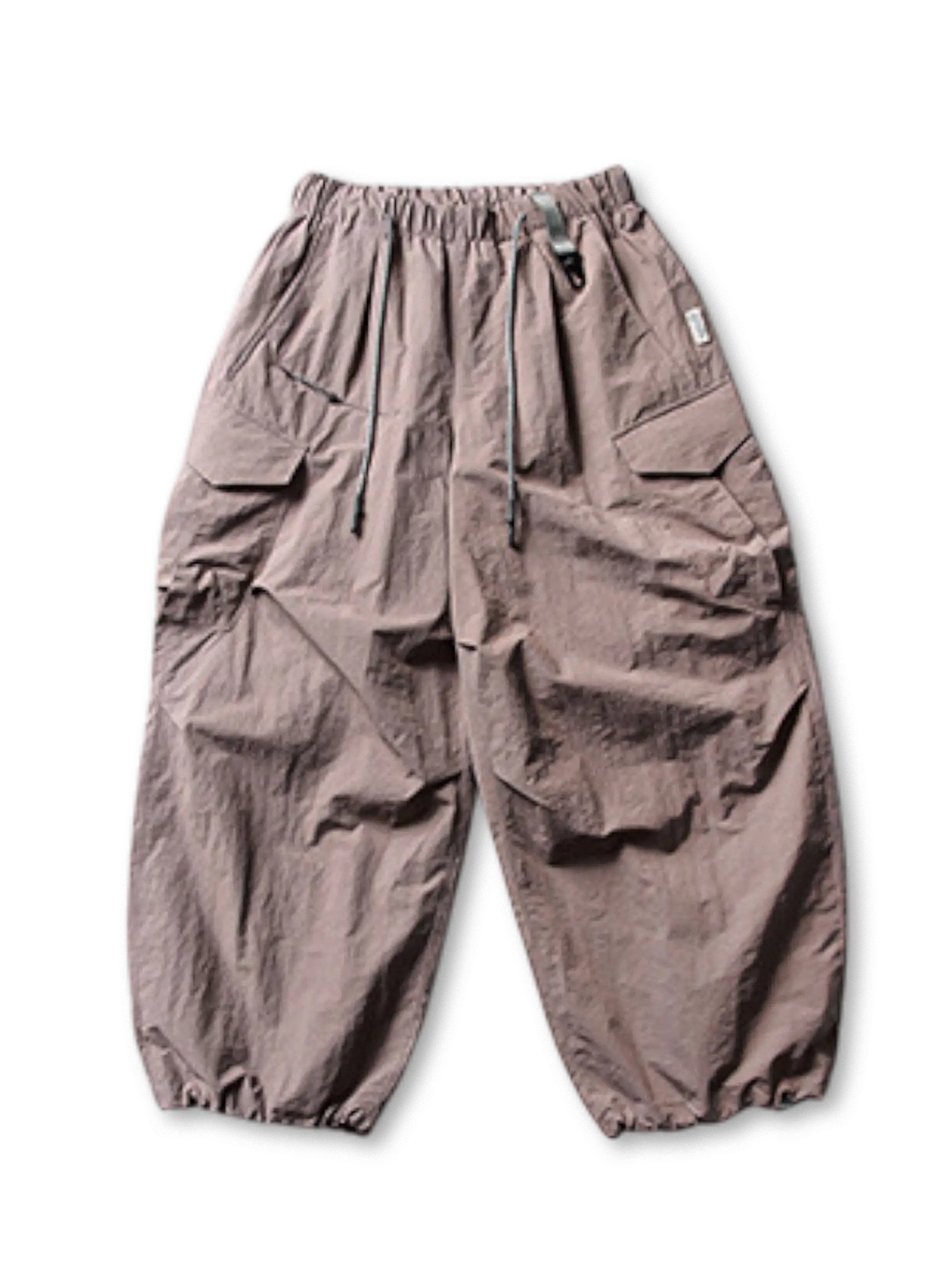 ホワイトベースのパラシュートパンツ、右サイドにジップポケットや大きめポケットが複数確認できる