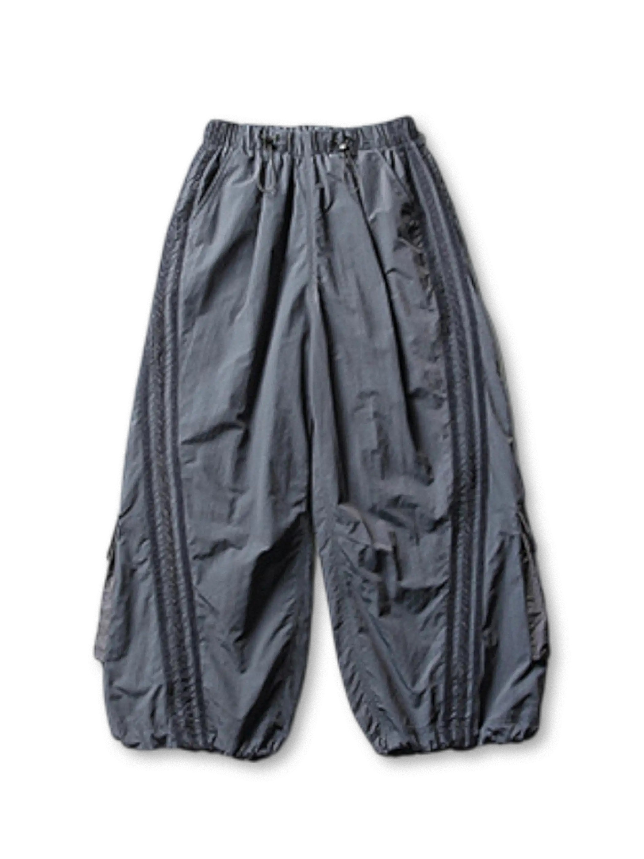 ウエストがゴム仕様のワイドカーゴパンツ、両サイドに3本のストライプが入っている