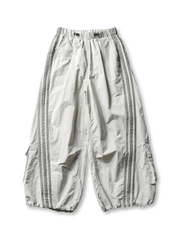 ウエストがゴム仕様のワイドカーゴパンツ、両サイドに3本のストライプが入っている