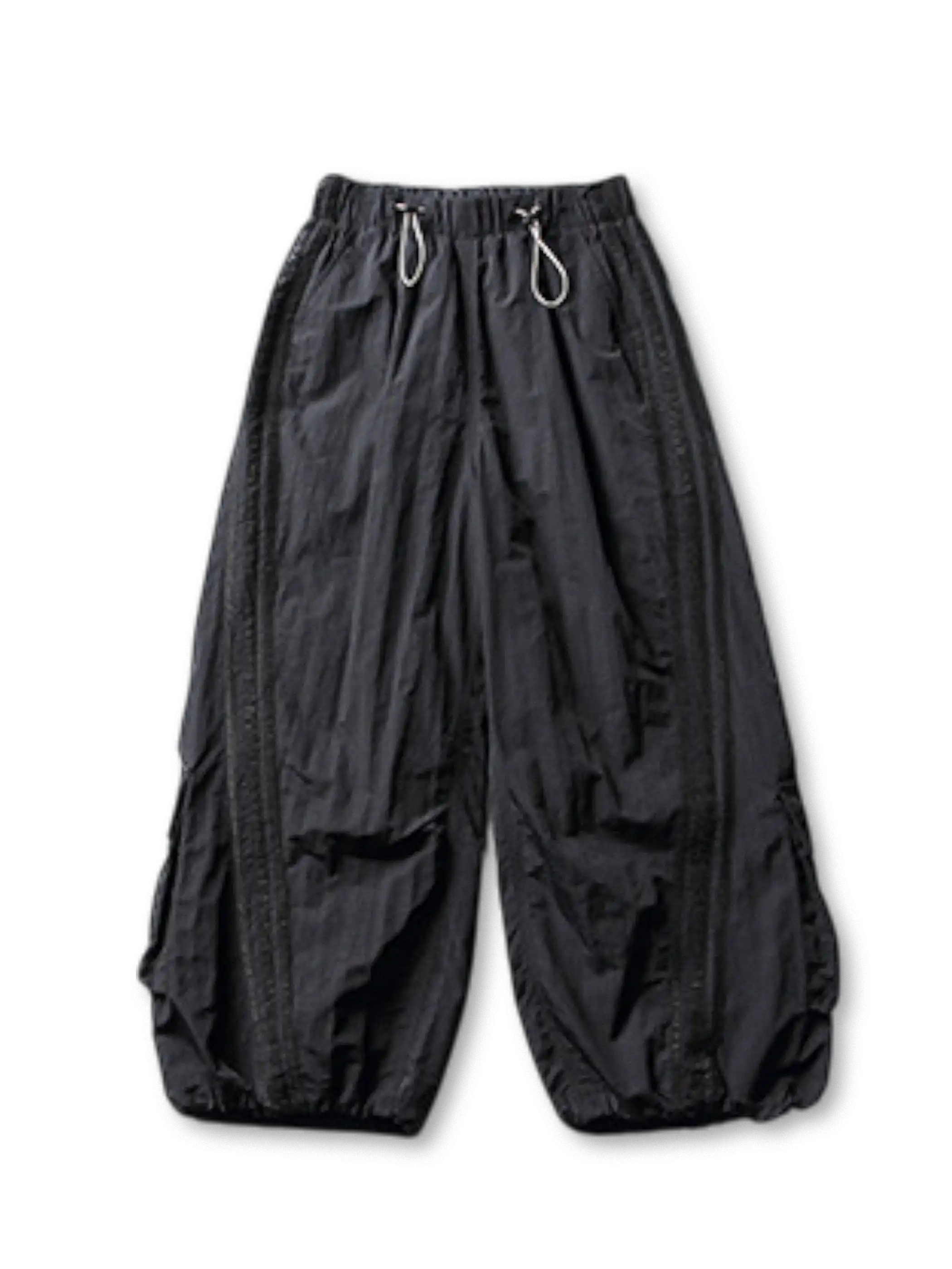 ウエストがゴム仕様のワイドカーゴパンツ、両サイドに3本のストライプが入っている