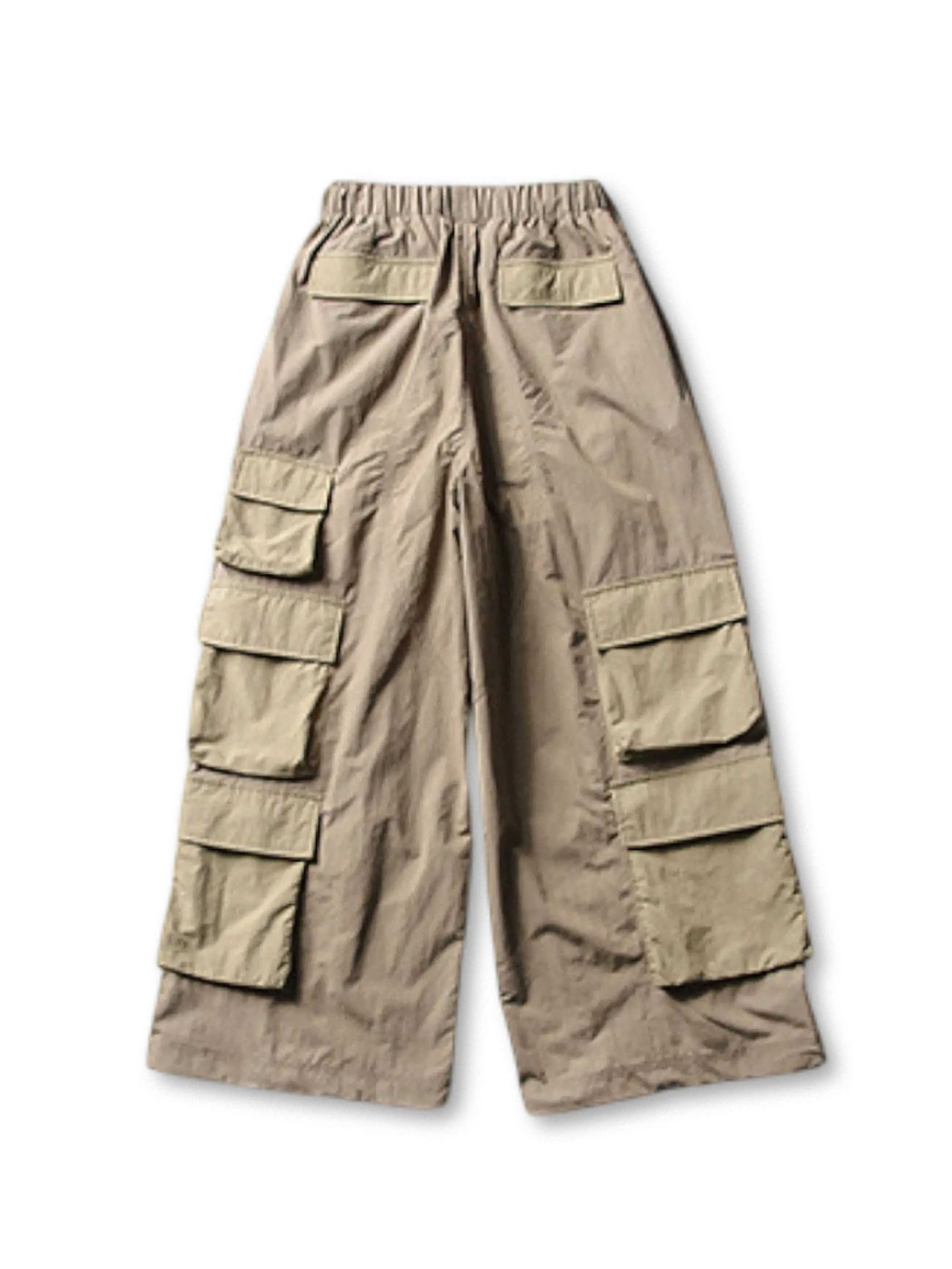 ウエストがゴム仕様のワイドカーゴパンツ、両サイドに3本のストライプが入っている