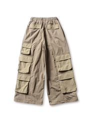 ウエストがゴム仕様のワイドカーゴパンツ、両サイドに3本のストライプが入っている