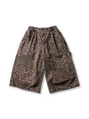 レオパード柄が全体に施された七分丈ワイドパンツ、フロントポケットとウエスト半ゴムが確認できる