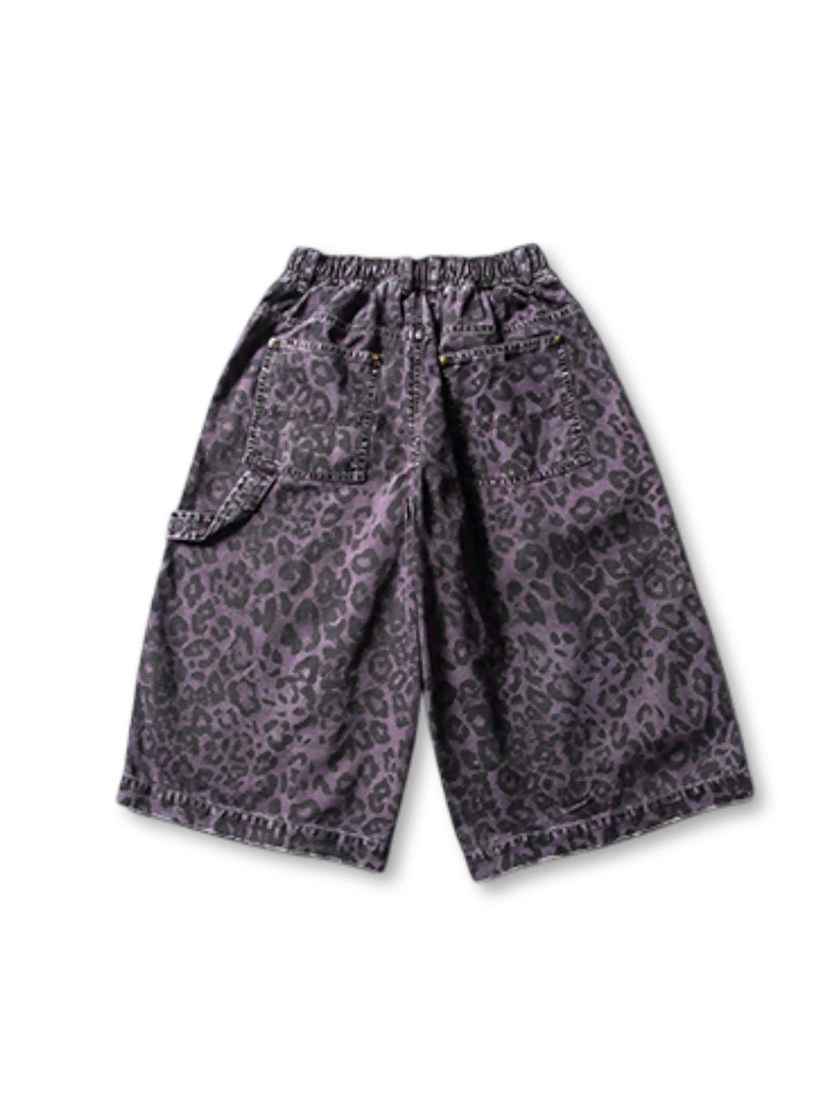 レオパード柄が全体に施された七分丈ワイドパンツ、フロントポケットとウエスト半ゴムが確認できる