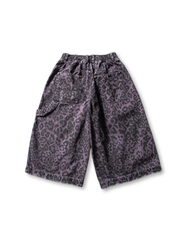 レオパード柄が全体に施された七分丈ワイドパンツ、フロントポケットとウエスト半ゴムが確認できる