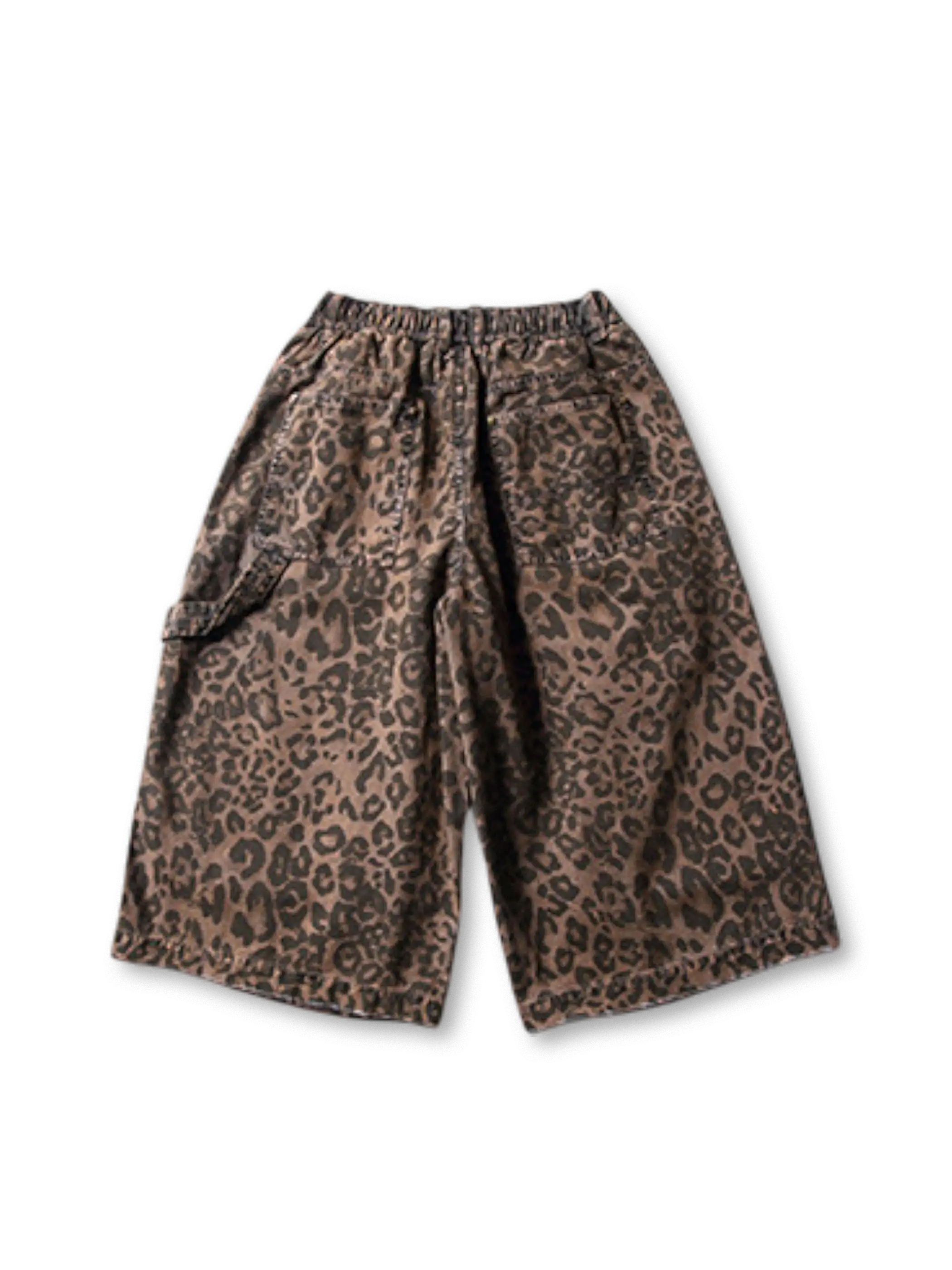 レオパード柄が全体に施された七分丈ワイドパンツ、フロントポケットとウエスト半ゴムが確認できる