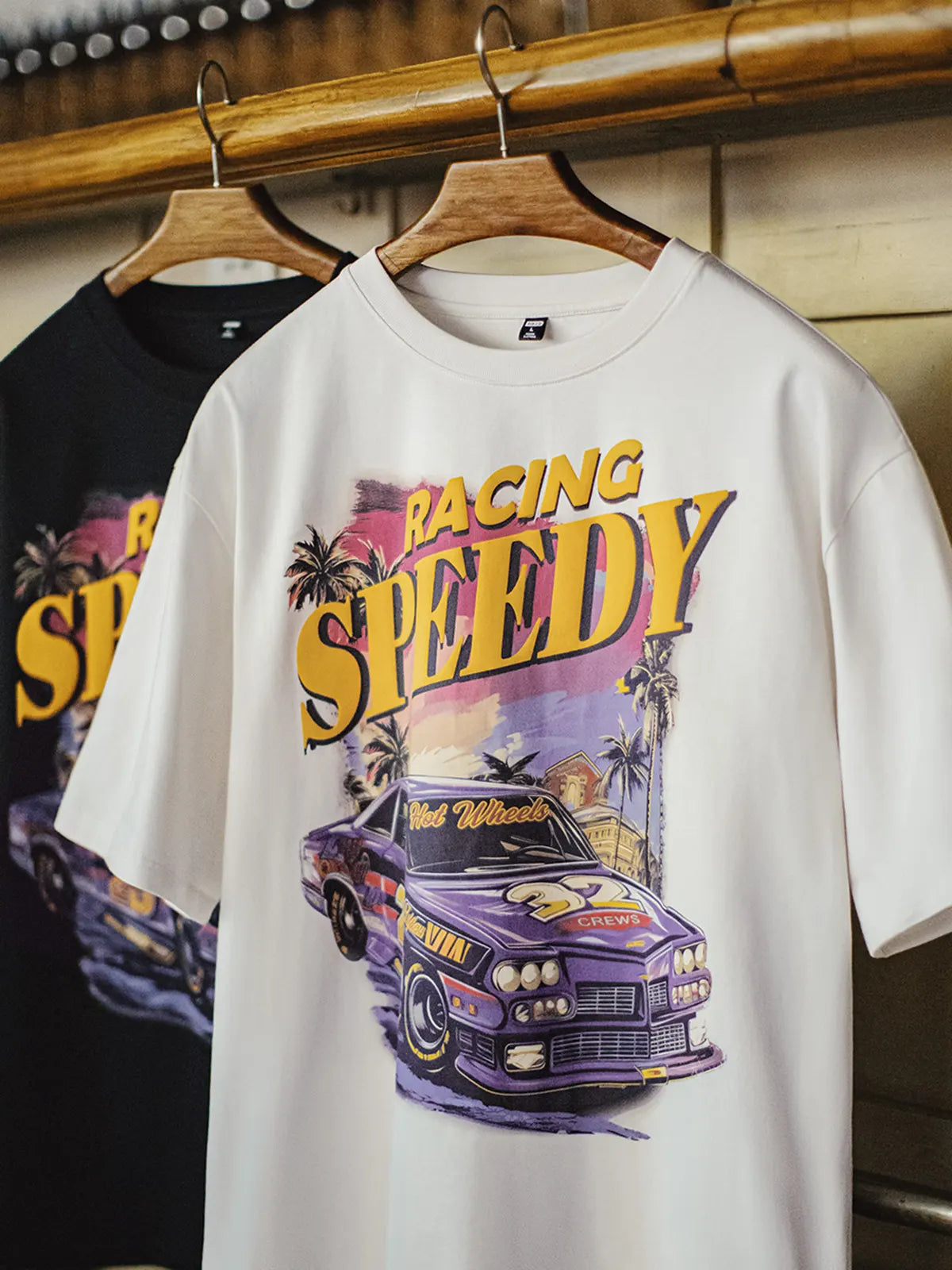 フロントにマッスルカーと「RACING SPEEDY」プリントを施したホワイトTシャツ

